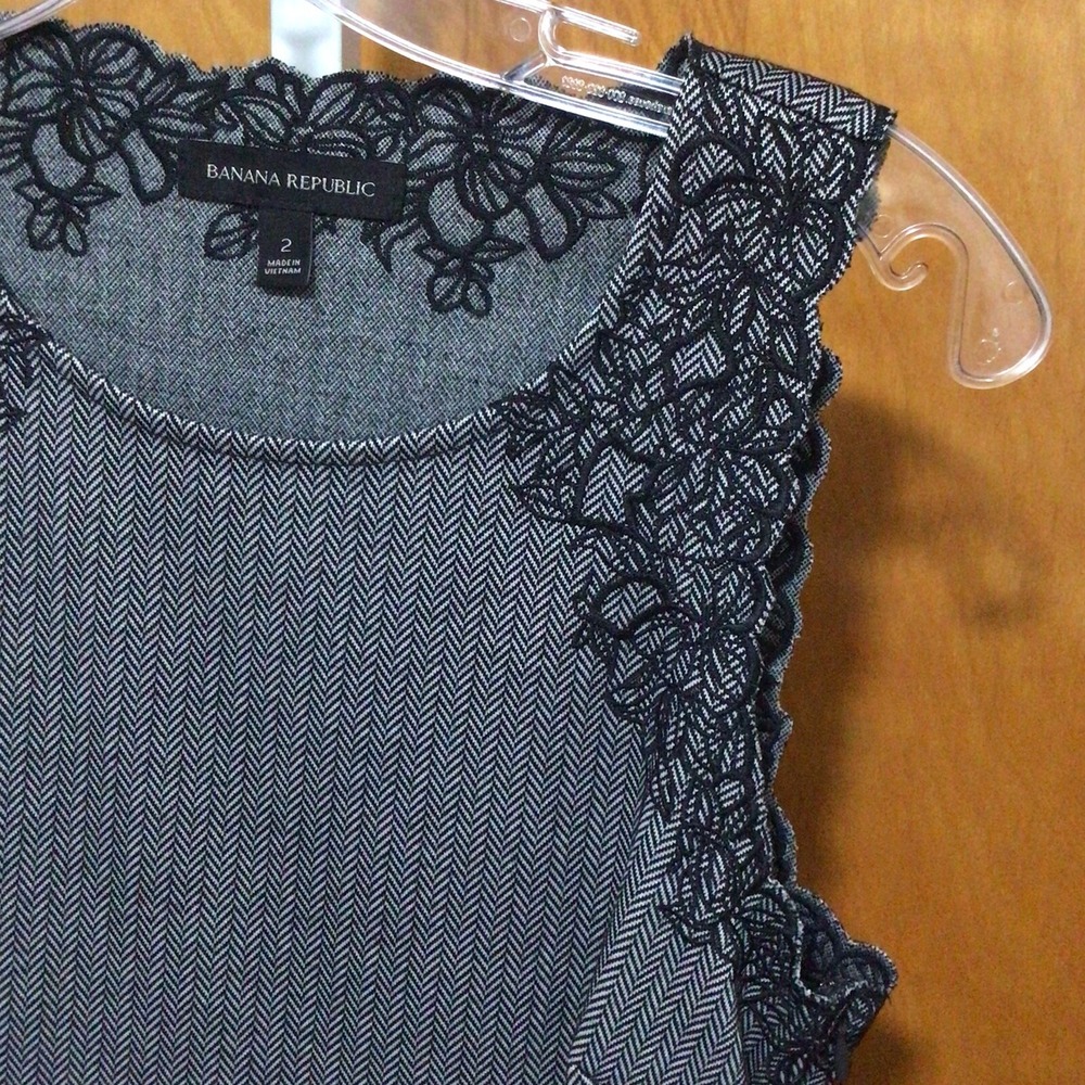 BANANA REPUBLIC - Black/Grey Chevron A Line Dress with Embroidered Lace - SIZE 2